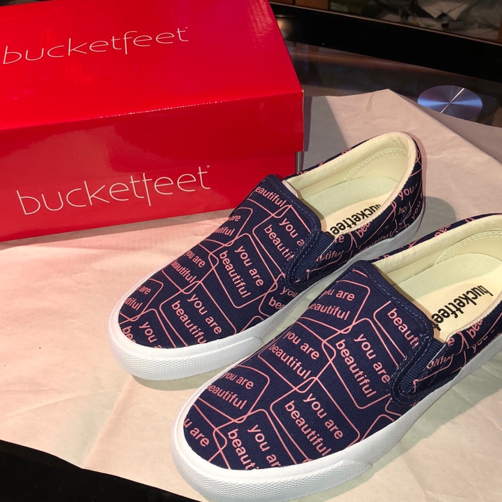 BUCKET FEET | LOW TOP SLIP ON SNEAKER | SIZE 6